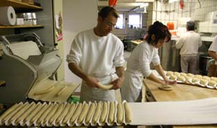 Die Kinder der Bäckerei Fischer beim zubereiten der Neujahrsweck